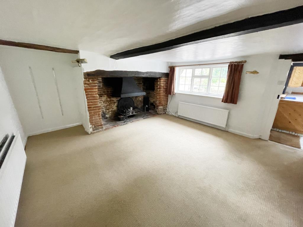 Lot: 97 - DETACHED CHARACTER PROPERTY IN POPULAR COMMUTER VILLAGE - Living Room